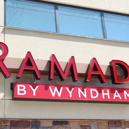 Ramada by Wyndham Bronx Terminal Hotel New York Bagian luar foto