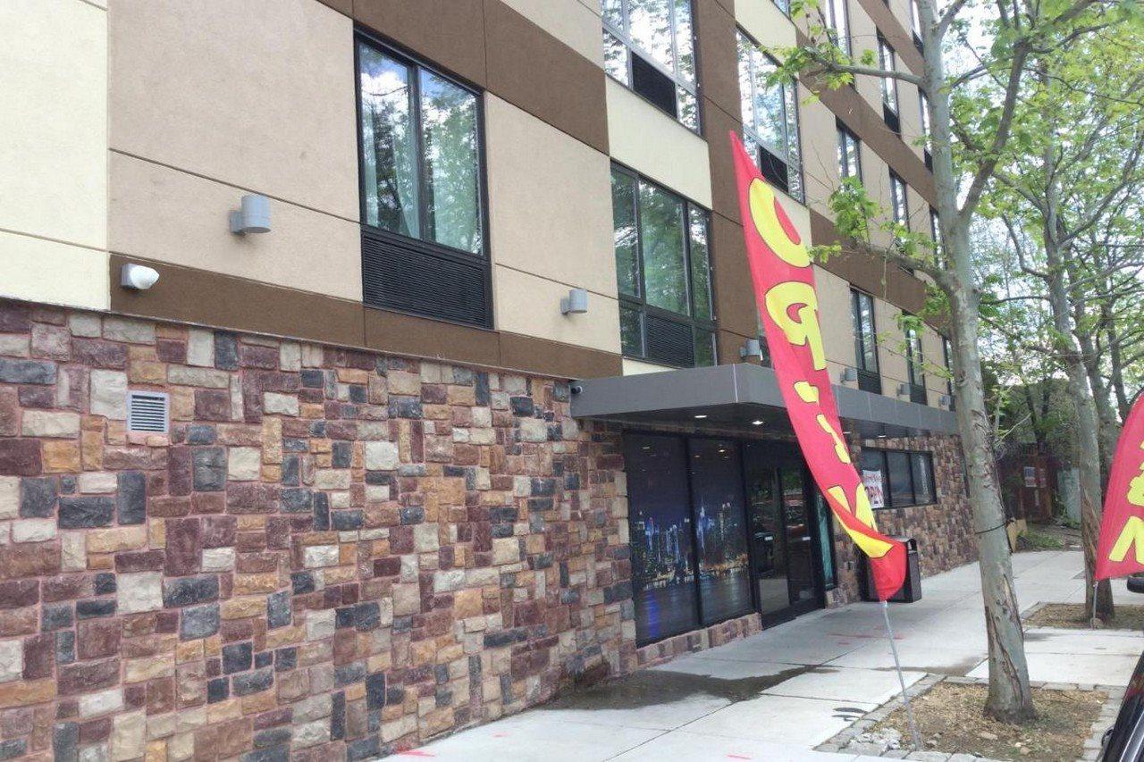 Ramada by Wyndham Bronx Terminal Hotel New York Bagian luar foto