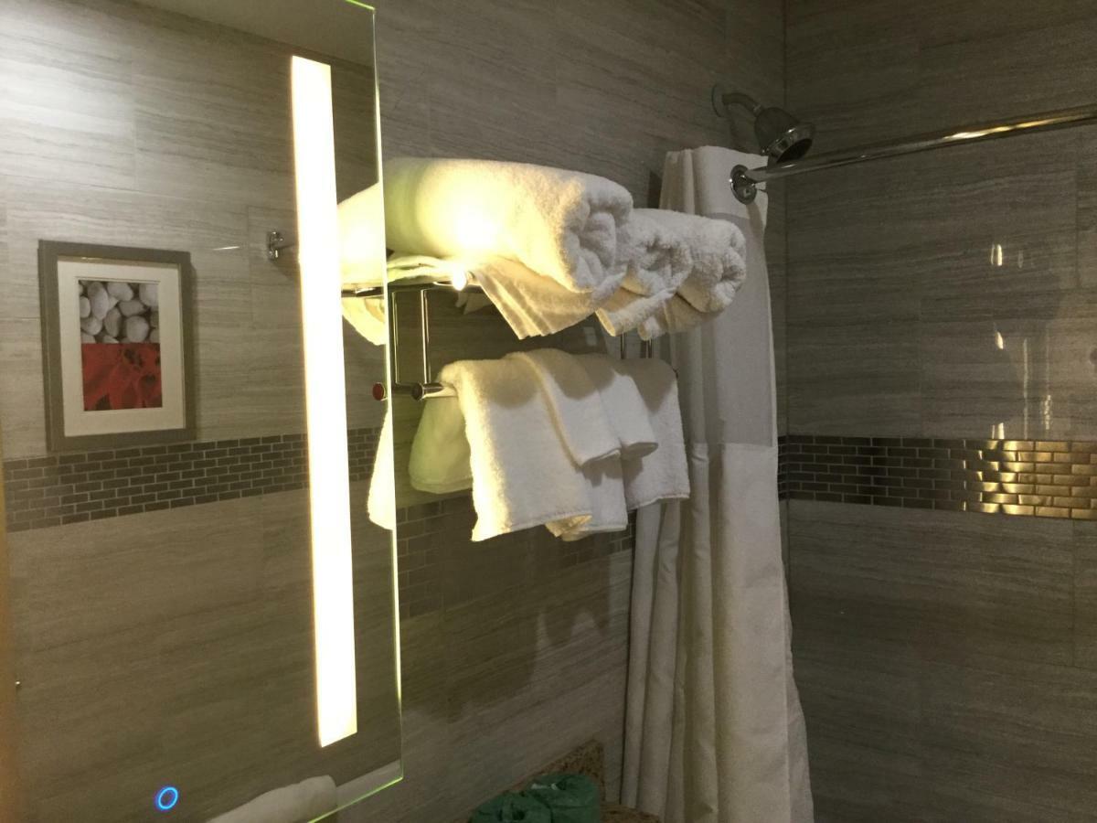 Ramada by Wyndham Bronx Terminal Hotel New York Bagian luar foto