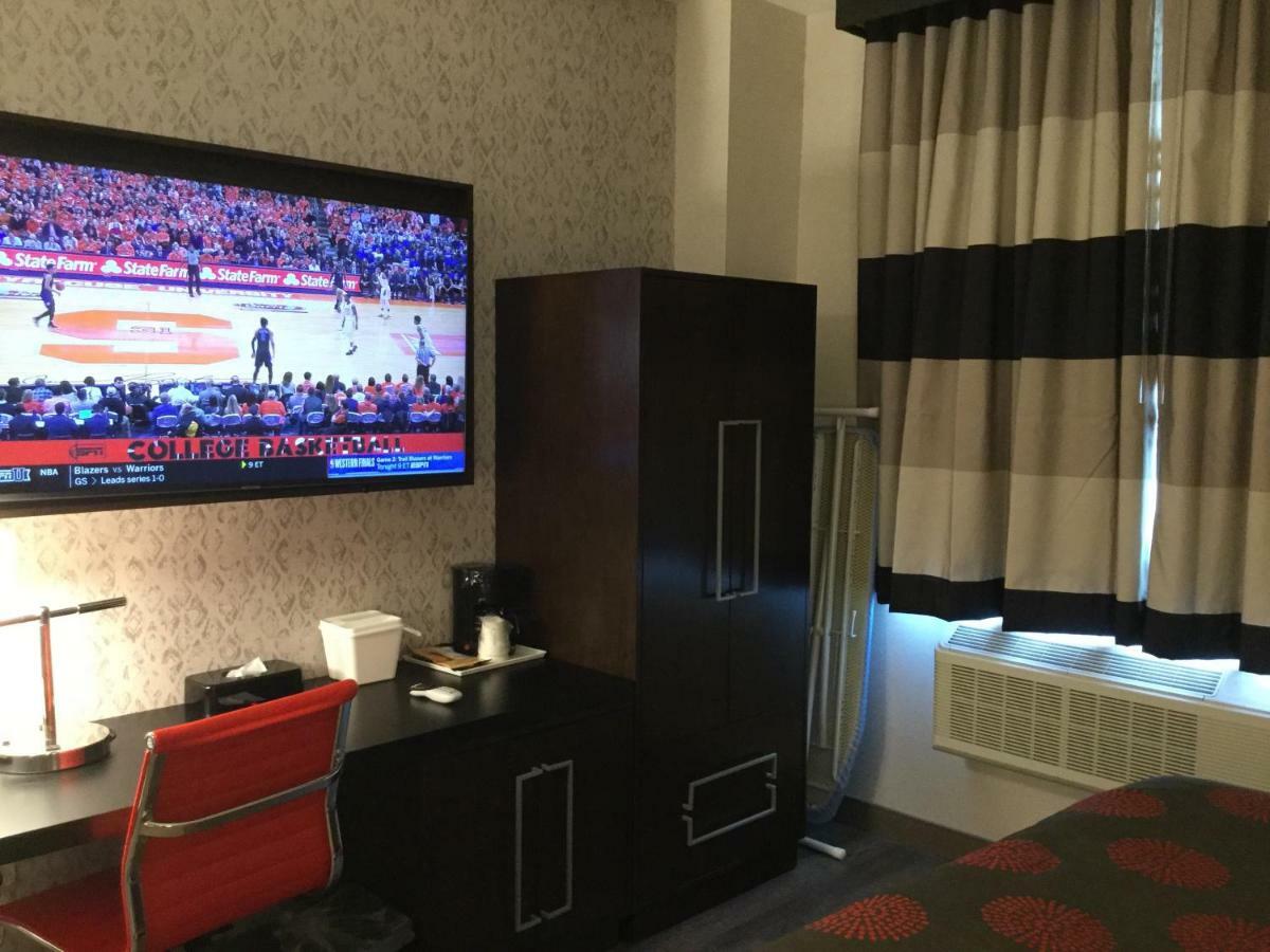 Ramada by Wyndham Bronx Terminal Hotel New York Bagian luar foto