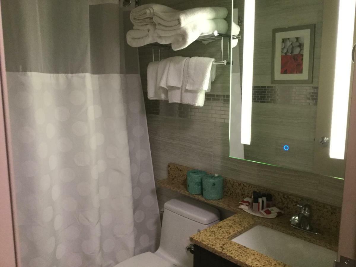 Ramada by Wyndham Bronx Terminal Hotel New York Bagian luar foto
