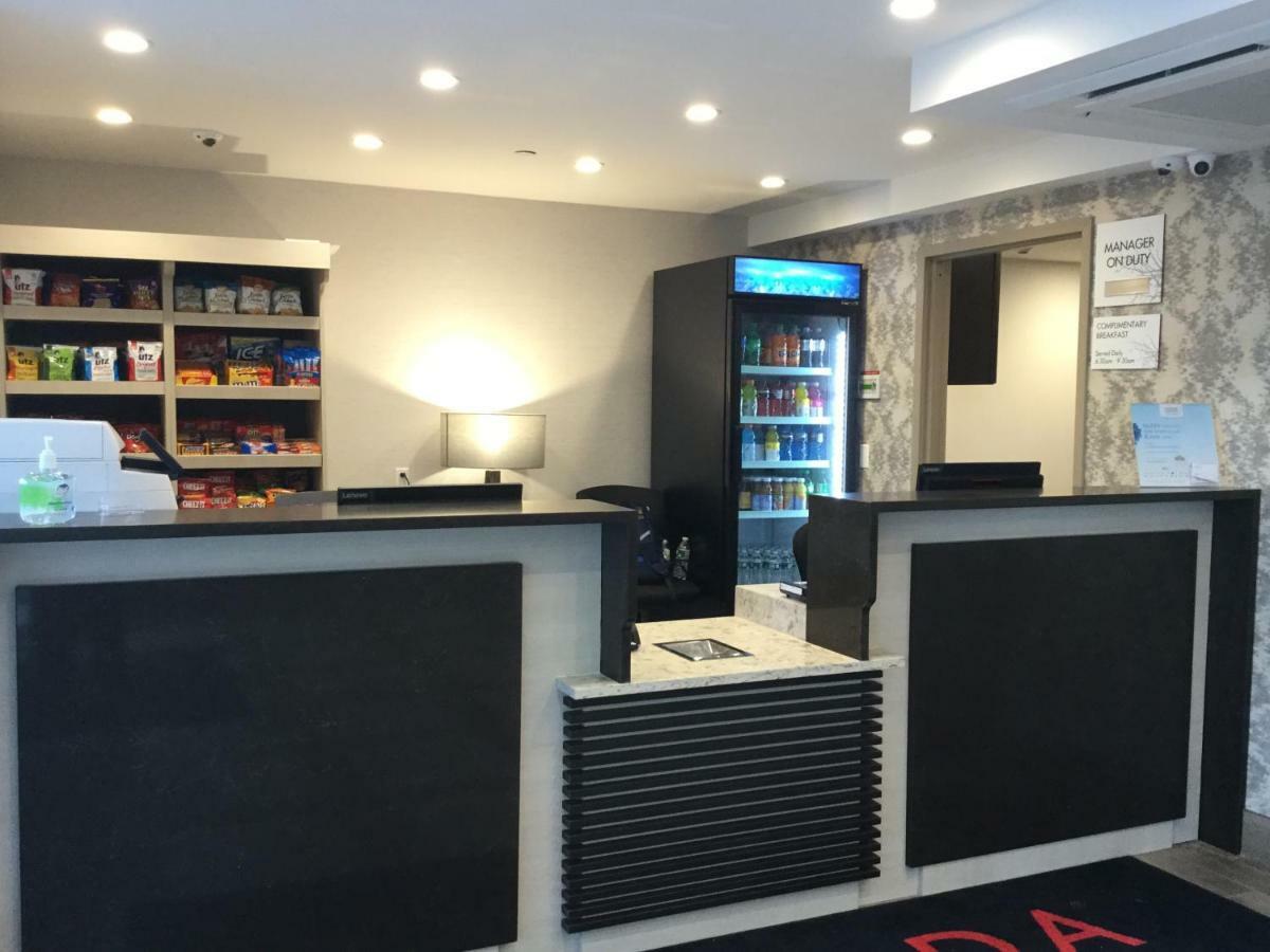 Ramada by Wyndham Bronx Terminal Hotel New York Bagian luar foto