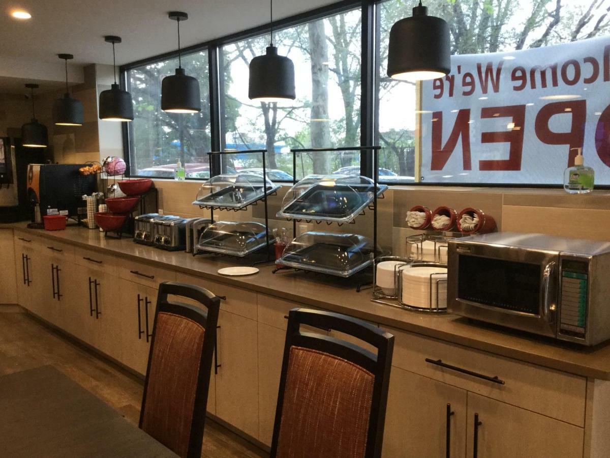 Ramada by Wyndham Bronx Terminal Hotel New York Bagian luar foto